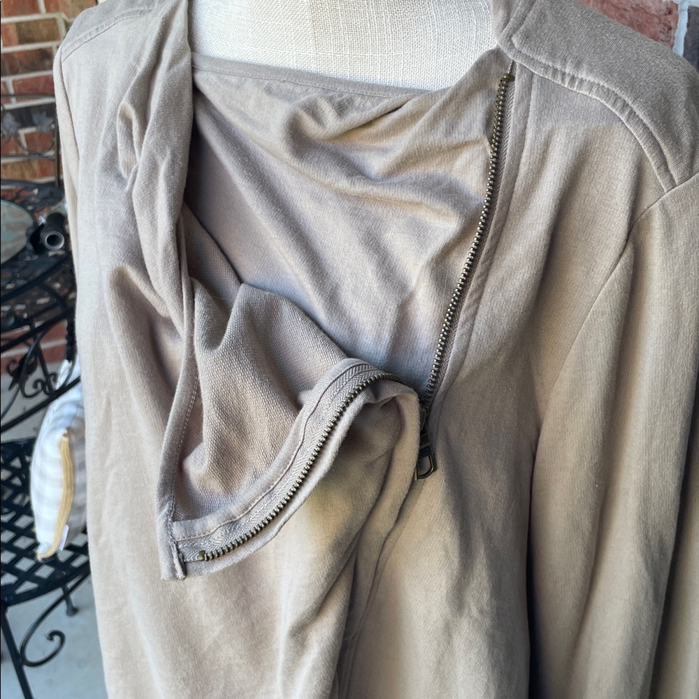 Blue by Saks Fifth Avenue Zipper Front Raw Edge Top - Picture 3 of 13